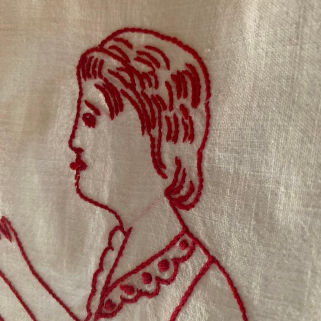 フランスアンティーク　赤い糸で教会と燕と女性が刺繍された布！リボンが可愛い！