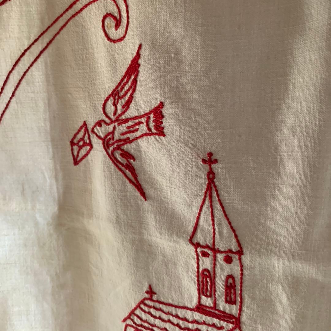 フランスアンティーク　赤い糸で教会と燕と女性が刺繍された布！リボンが可愛い！
