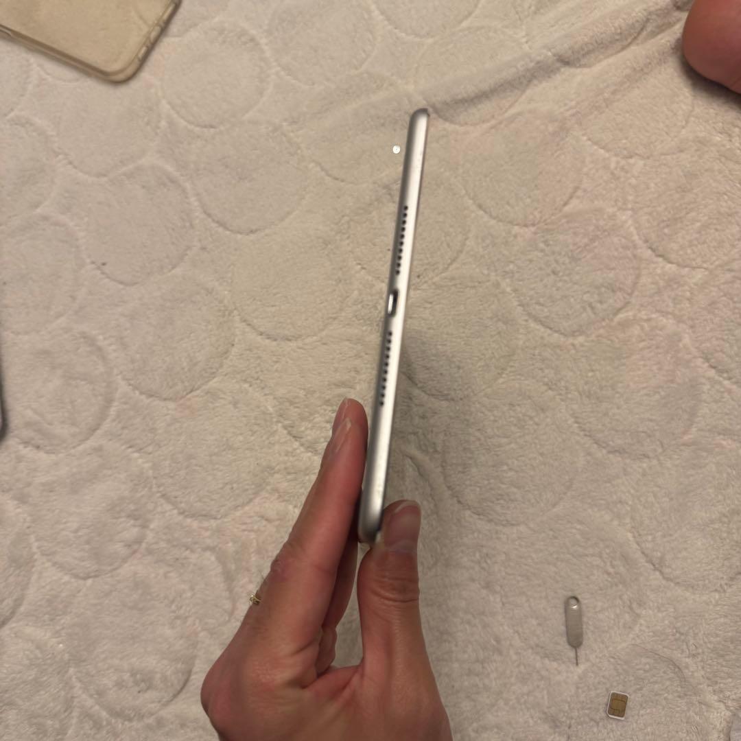 iPad mini 4 128ギガ　ホワイト