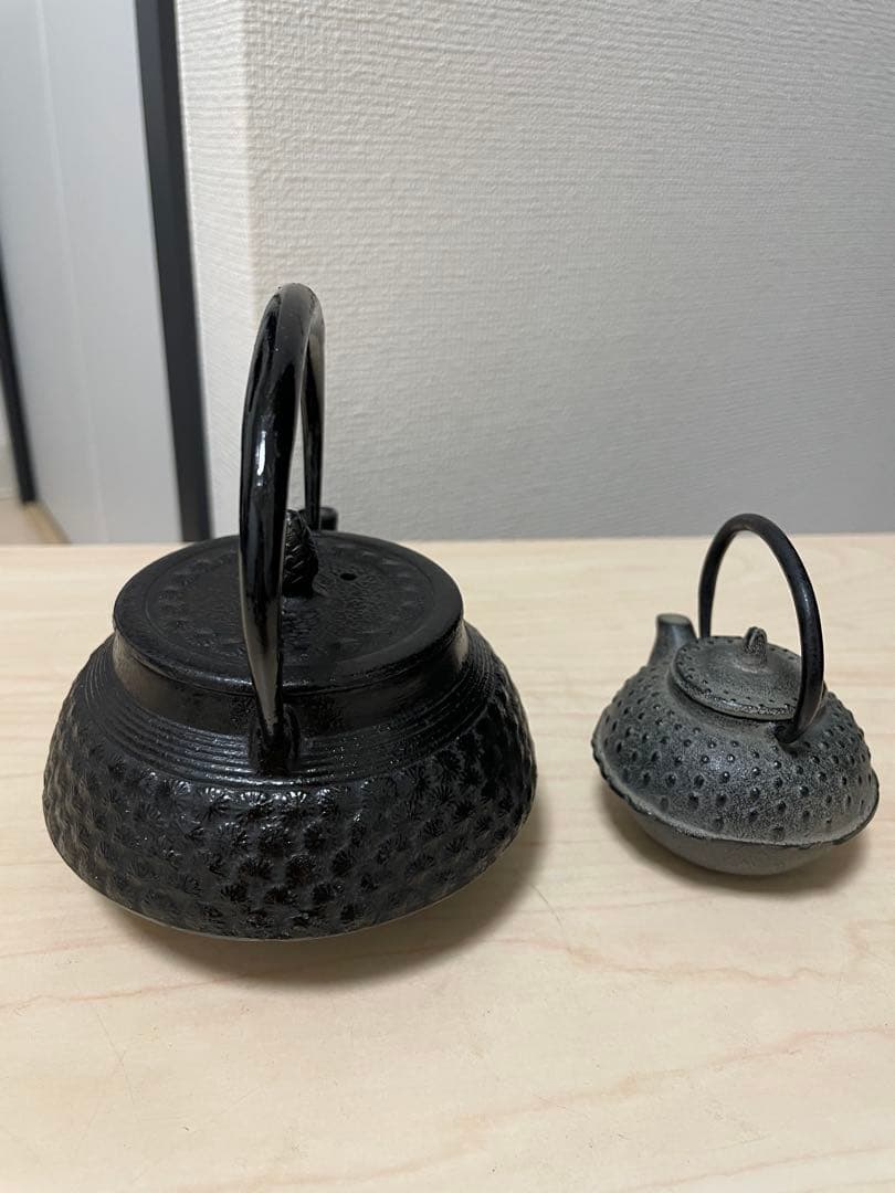 昭和レトロな南部鉄器　古鉄瓶菊紋松笠摘　骨董品 鋳鉄製鉄瓶セット