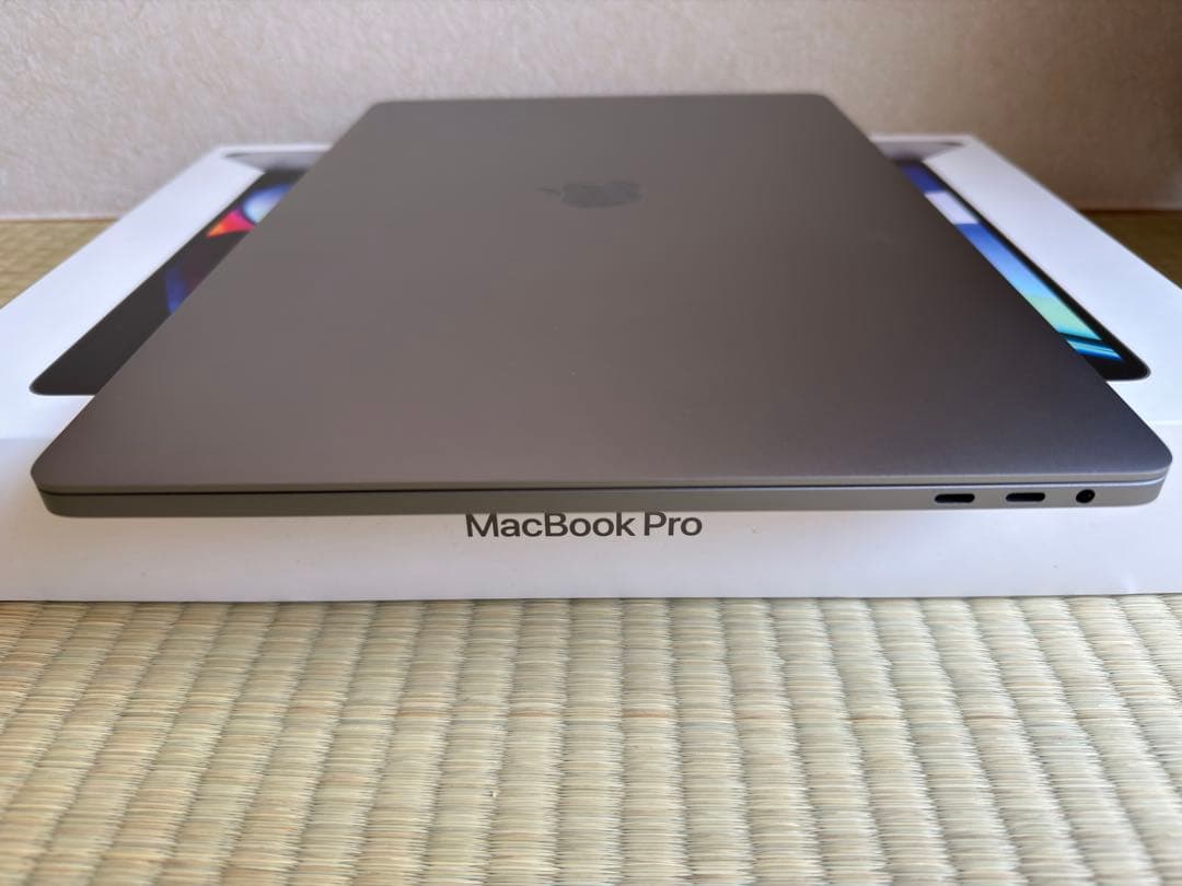 MacBook Pro i9 2019 美品 充放電回数：18回