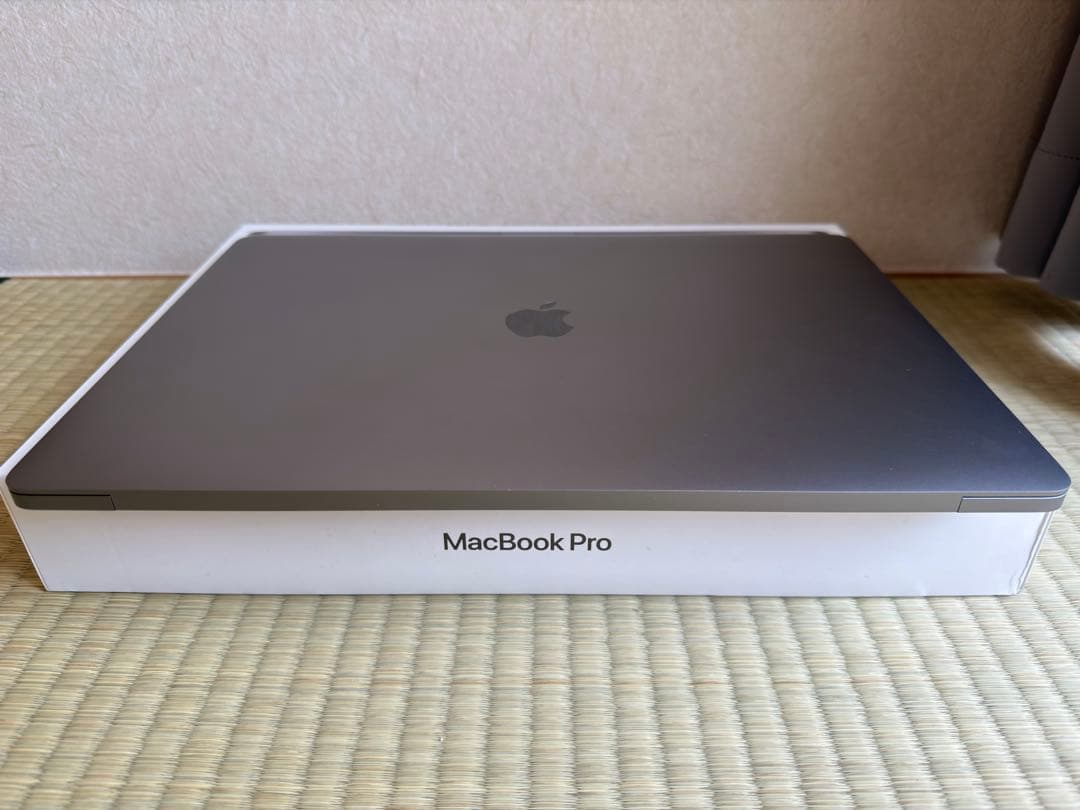 MacBook Pro i9 2019 美品 充放電回数：18回