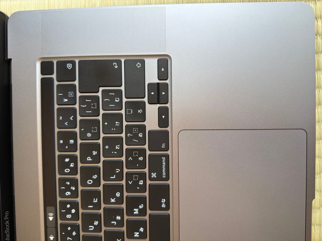 MacBook Pro i9 2019 美品 充放電回数：18回