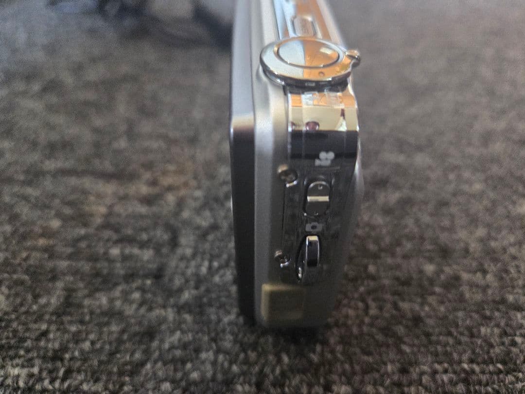 ★良品★デジカメ FUJIFILM FinePix V10 メタリック シルバー