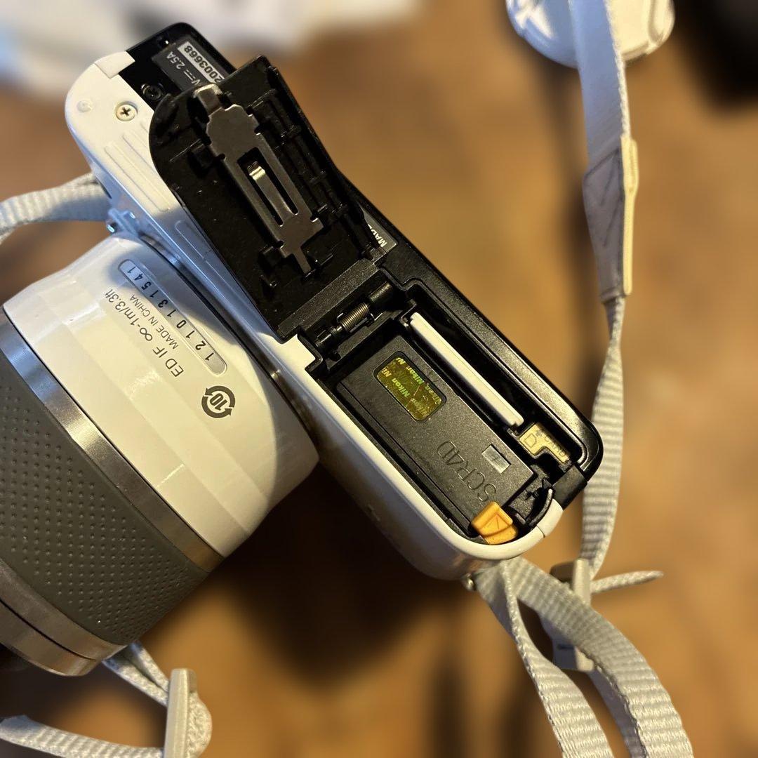 Nikon 1 J2 ミラーレスカメラ　白　デジタル