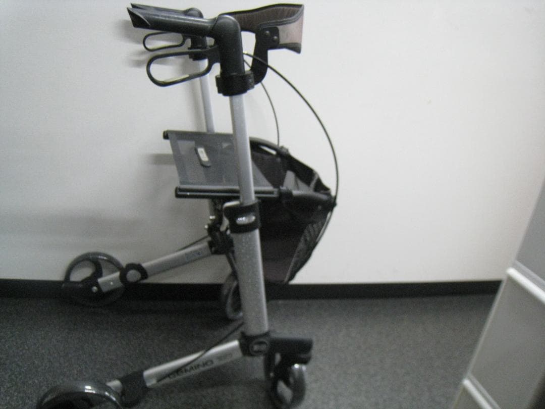 ハンディウォークＬ　GEMINO 30 歩行器 歩行車 パラマウントベッド ②