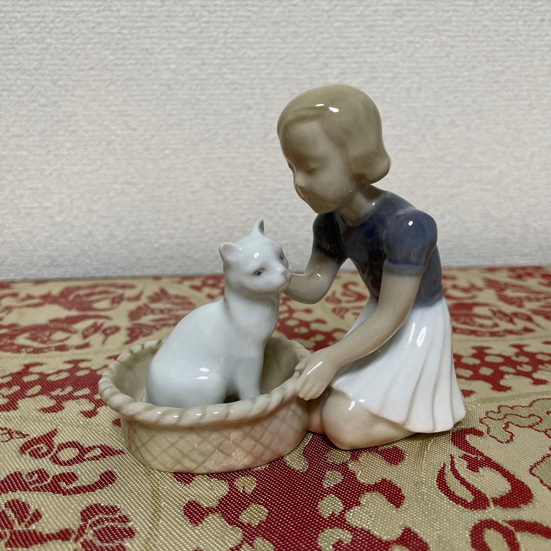 ・少女と白いネコ・１０cm×１１cm・Ｂ＆Ｇ． ・