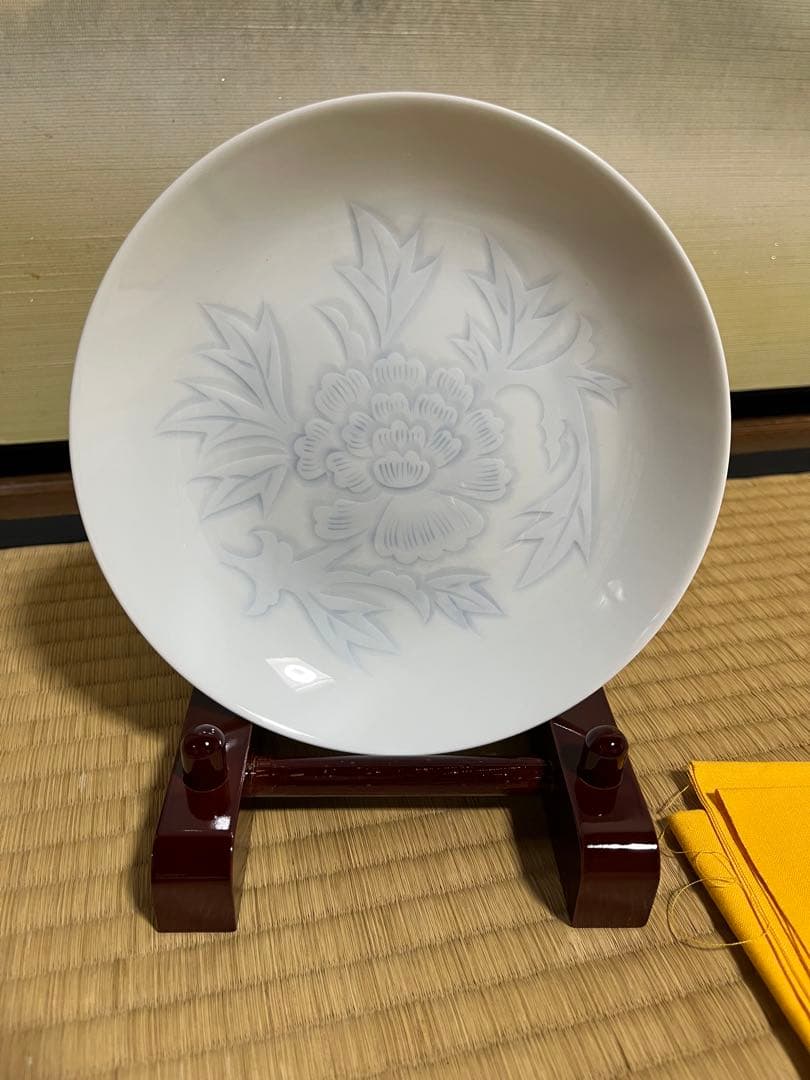 井上萬二　白磁染牡丹彫文　額皿　木箱　飾り皿　人間国宝