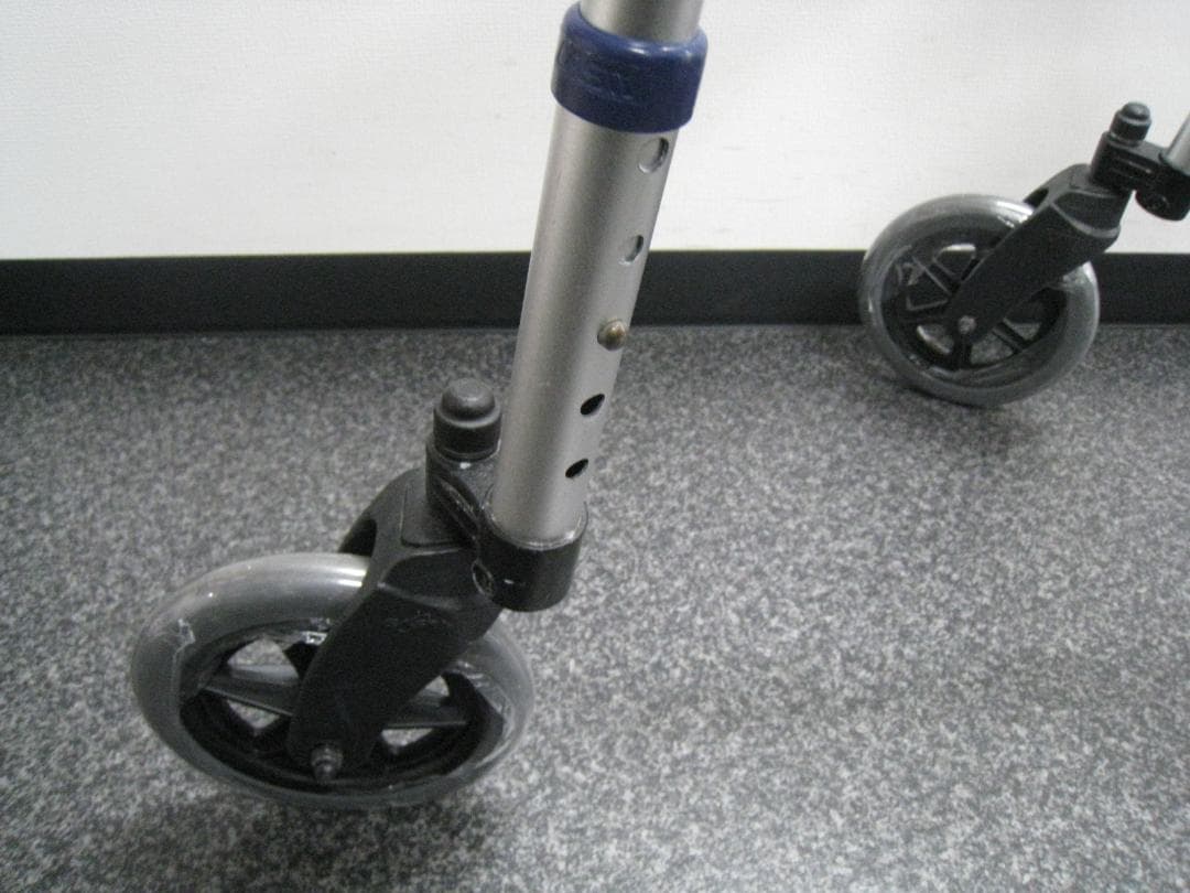 セーフティーアーム Ｖタイプウォーカー 歩行器 折り畳み式　②