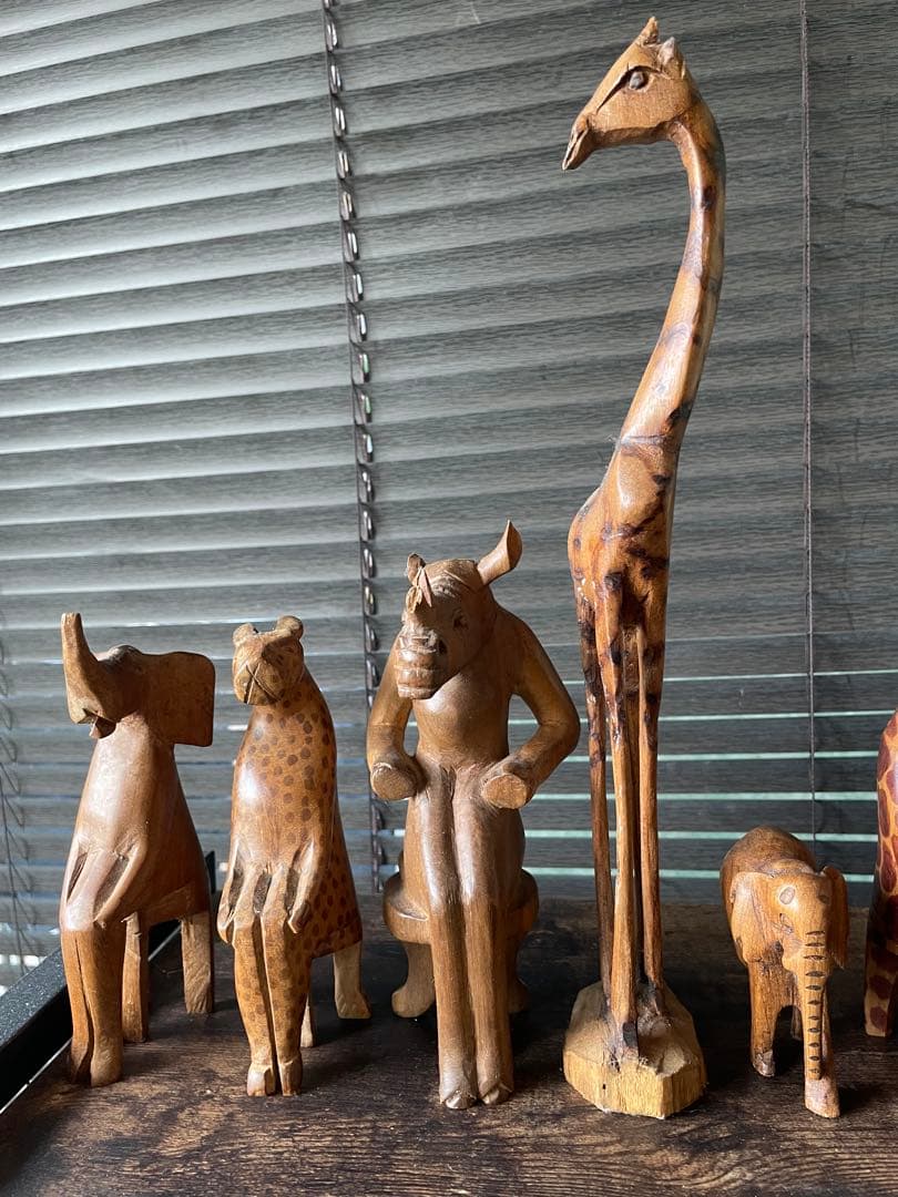 ジンバブエ産　ハンドメイド木製動物彫刻セット 8体