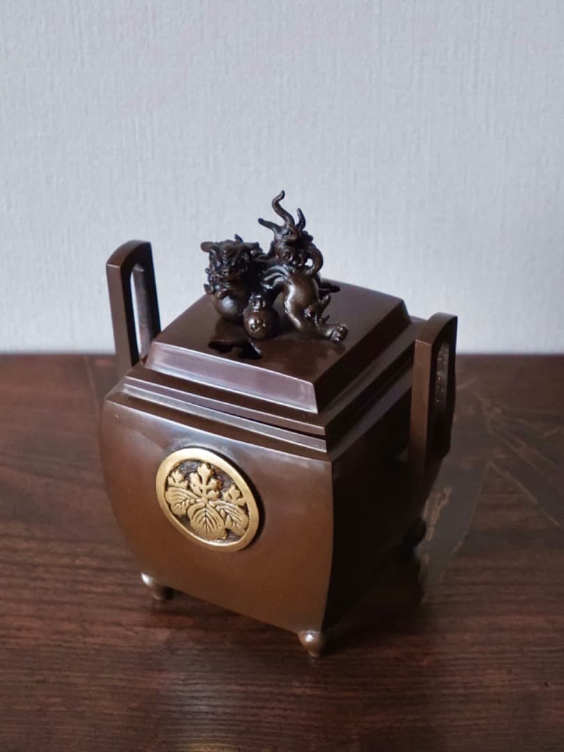 高岡銅器　堀井幸雲　四角家紋香炉　獅子摘　1790g　香道具　箱付　Q2369