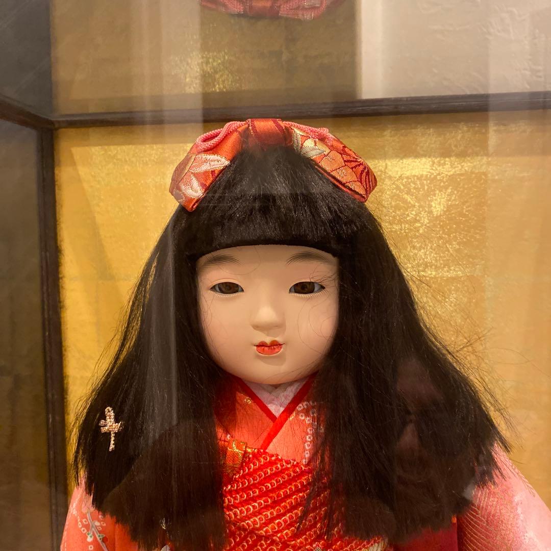 【現状品】公司作 市松人形 赤系着物 花柄 黒髪 全長約45㎝　ガラスケース入り