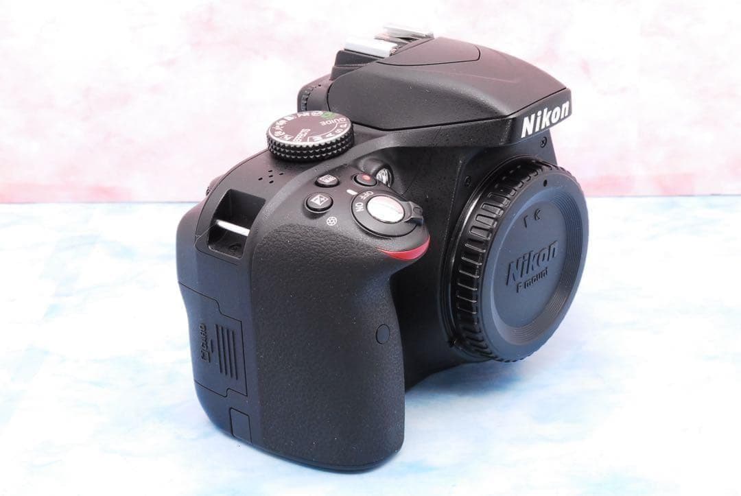 Nikon D3300☆一眼レフカメラ☆バッグ付☆美品＆S数少☆初心者向け