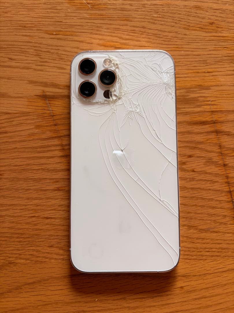 ジャンク　iPhone 12pro シルバー256GB 背面割れ