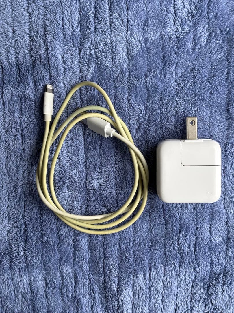 【折り畳み式タブレットスタンド付】iPad 64GB シルバー　Wi-Fiモデル
