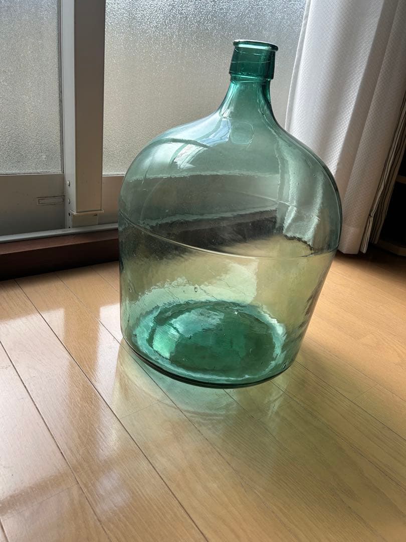 透明緑色ガラス容器
