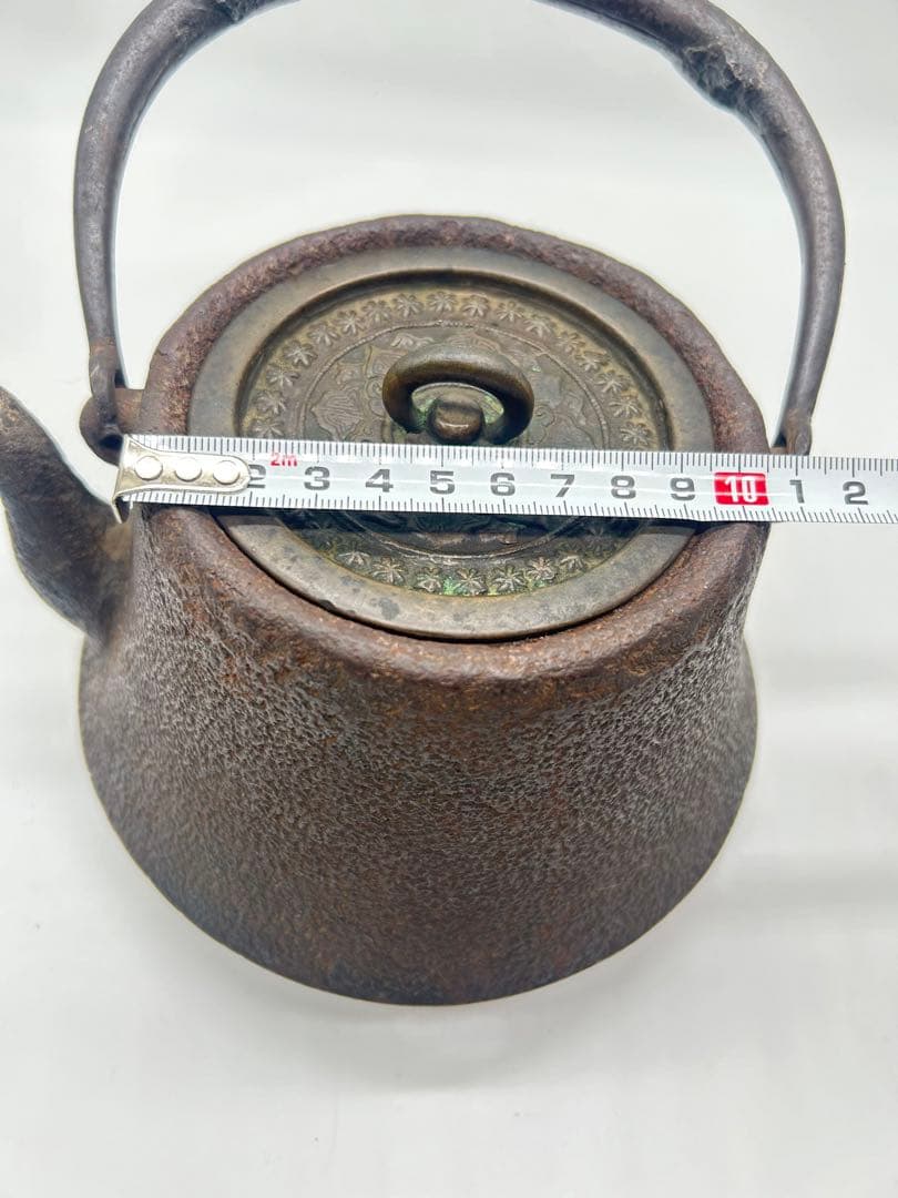 鉄瓶 古鏡蓋 落款あり 名人古作 時代物  岩肌 水漏れ無し容量約1000ml