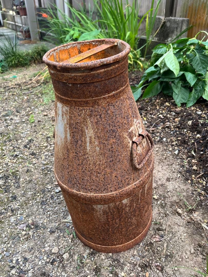 錆びの斑がオススメ　大型ミルク缶　アンティーク　ジャンクガーデン三種の神器