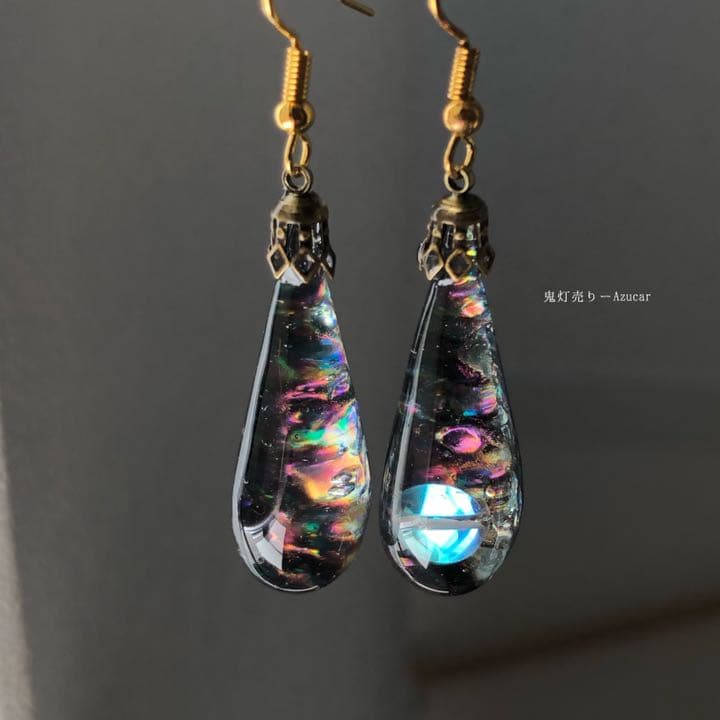 ドロップ宇宙　見る角度で偏光　宇宙レジン　雫　ルナフラッシュ  ピアス