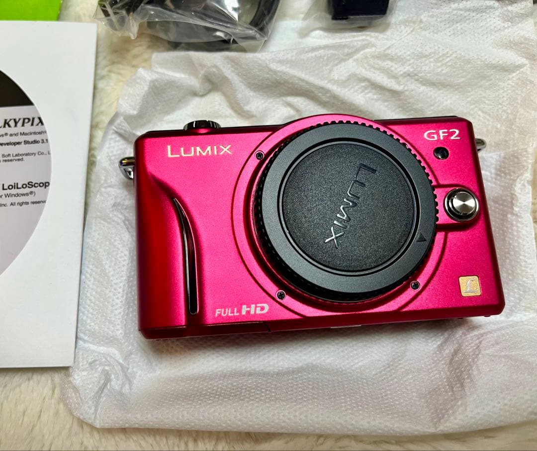 レッドのLUMIX GF2、デジタルカメラ　レンズ無し