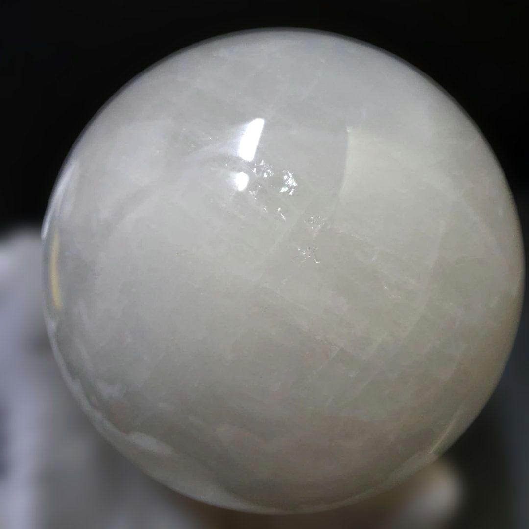 ヒマラヤ水晶　丸玉　スフィア　2.4Kg　木製台座付き！　②
