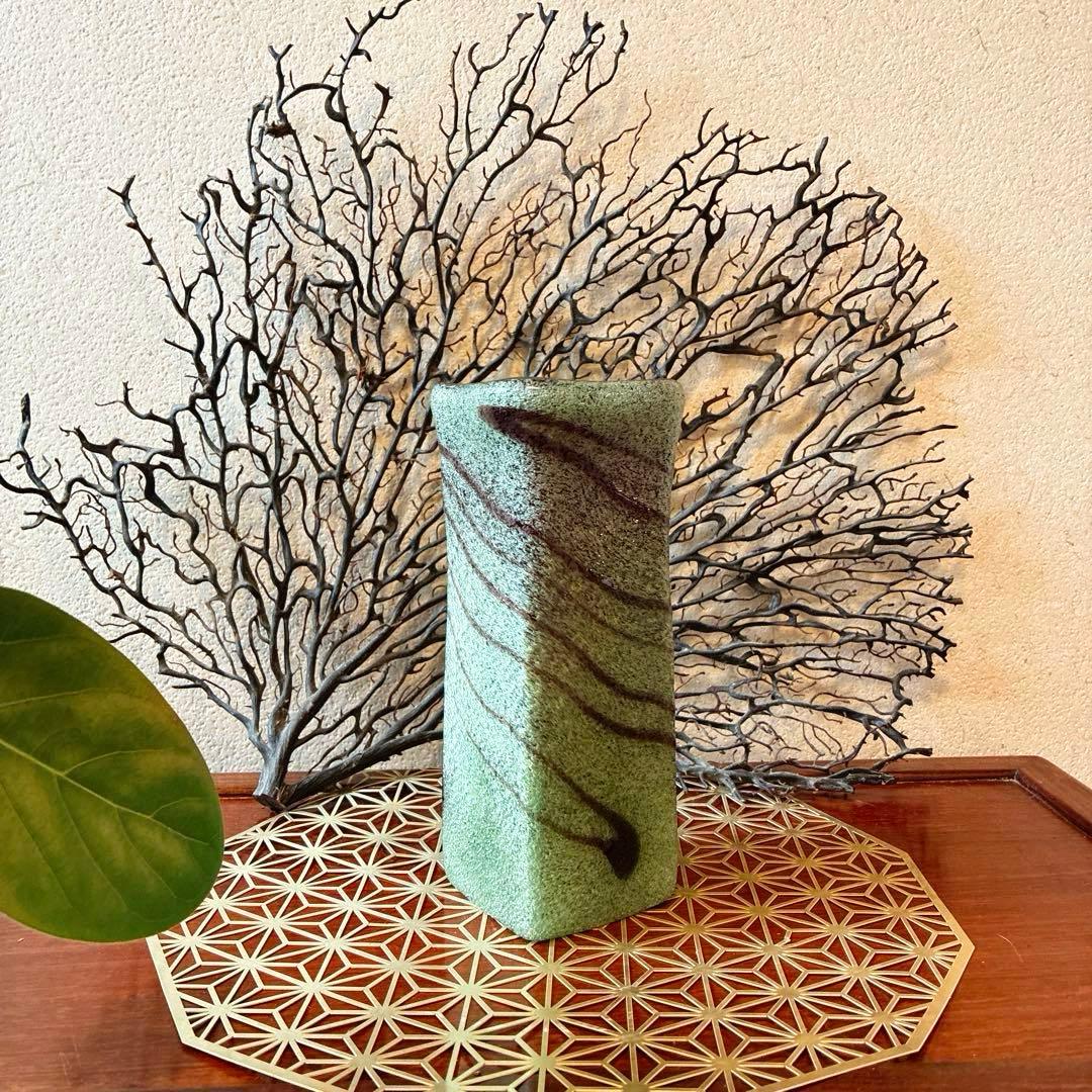骨董　琉球ガラス　工芸ガラス　現代の名工　稲嶺盛吉　淡緑茶　臙脂色　角型　花瓶