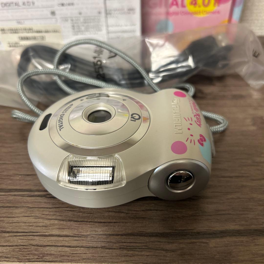 【美品】FUJIFILM Hello Kitty Q1 デジタルカメラ