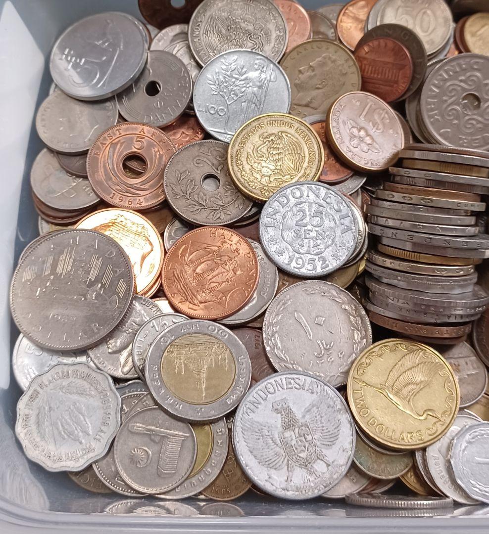 1.7kg分の外国(海外)の硬貨 《ケース入りのおまけ付き》