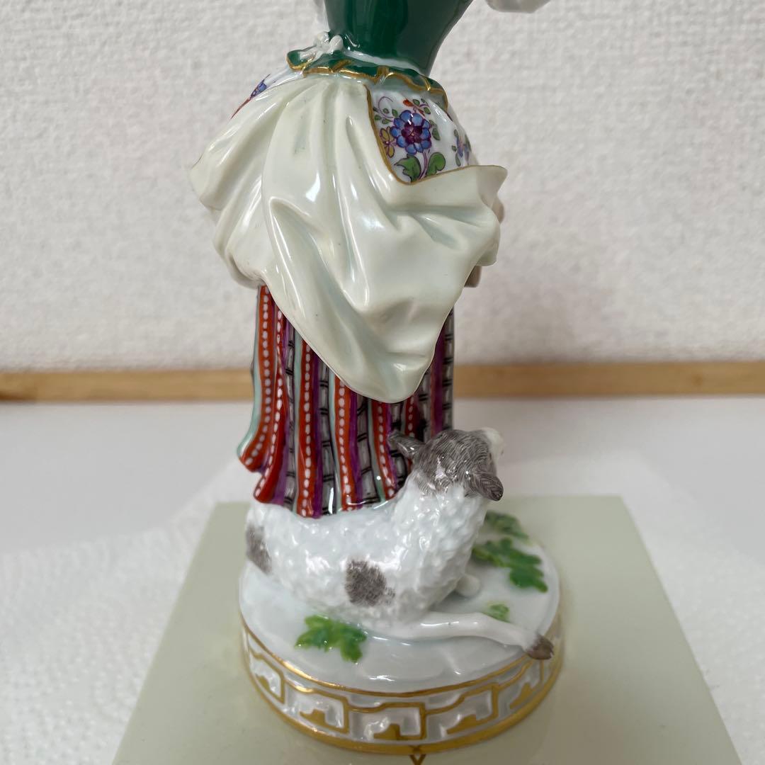 ・伝書鳩を持つ羊飼いの女性・マイセン・ボタン剣・高さ１８cm・Meissen・