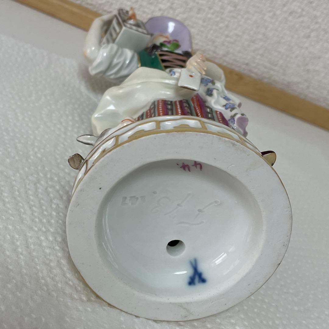 ・伝書鳩を持つ羊飼いの女性・マイセン・ボタン剣・高さ１８cm・Meissen・