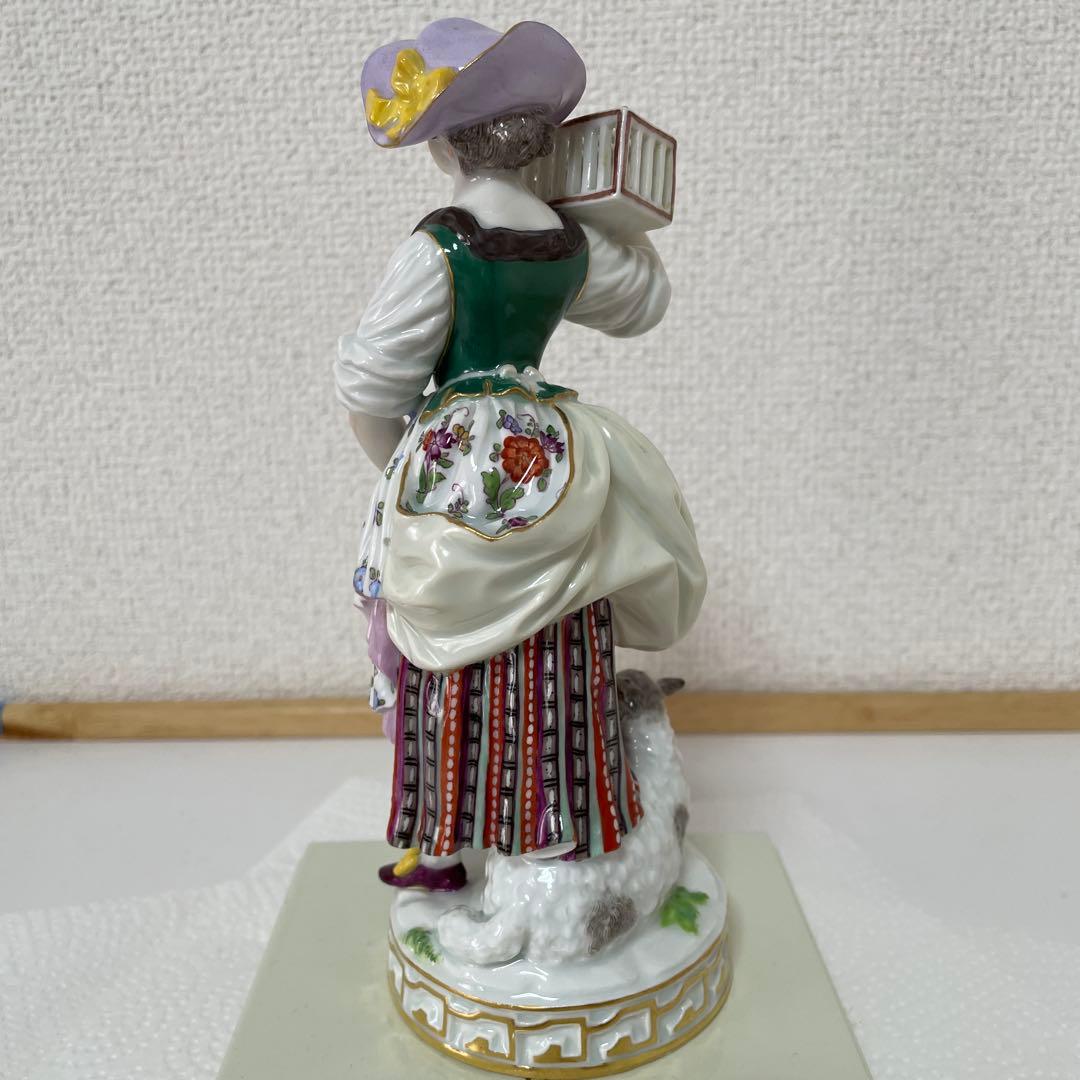 ・伝書鳩を持つ羊飼いの女性・マイセン・ボタン剣・高さ１８cm・Meissen・