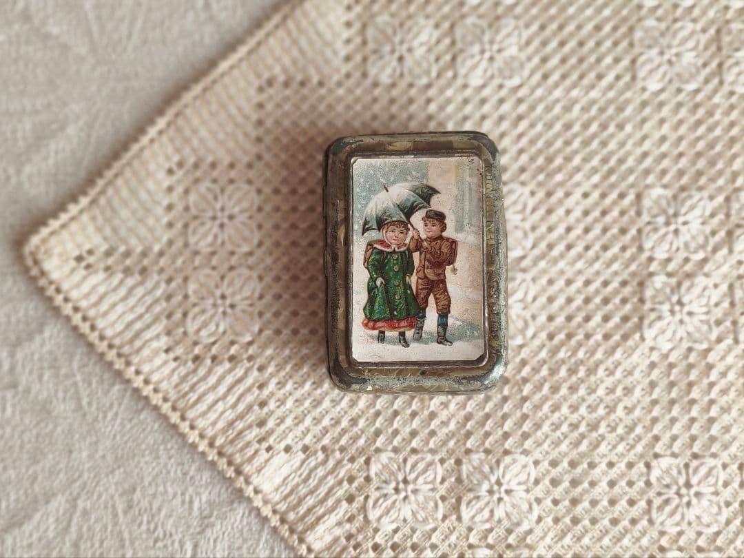 * antique box ❀ * クロモスの 小さなメタルボックス