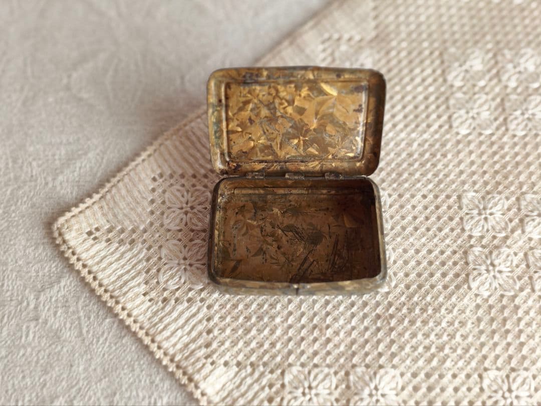 * antique box ❀ * クロモスの 小さなメタルボックス