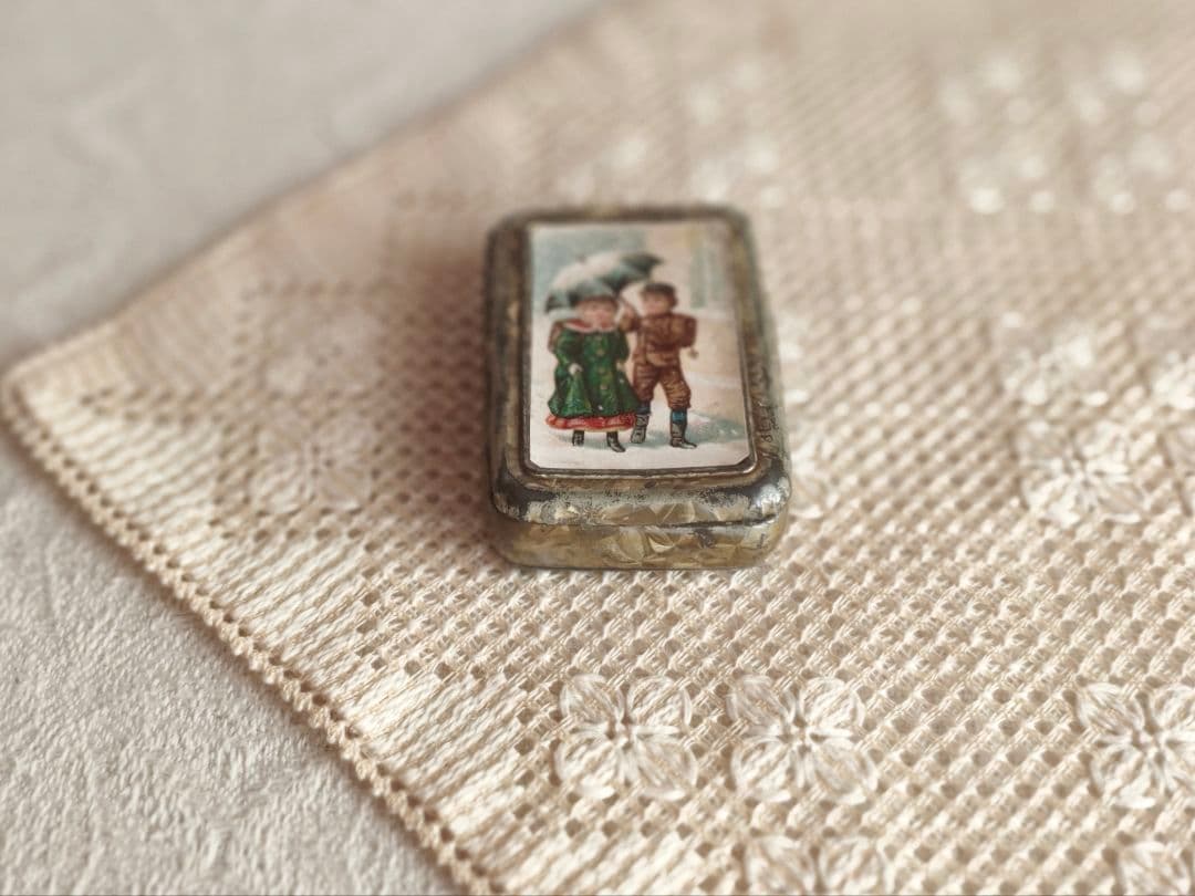 * antique box ❀ * クロモスの 小さなメタルボックス