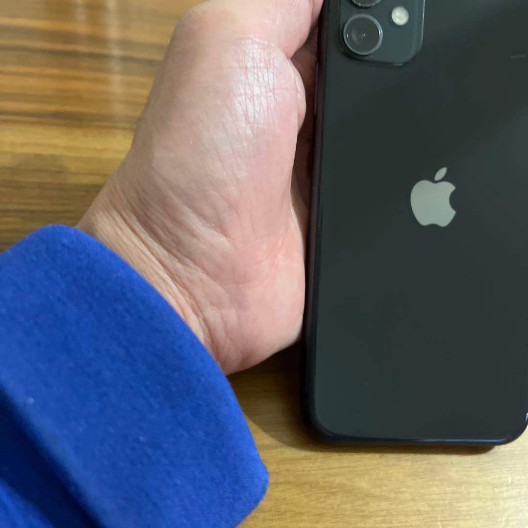 iPhone 11 64ギガ　バッテリー容量72% 画面割れ　背面割れなし
