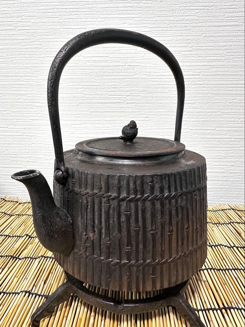 未使用、長期保管品　敬典工房正寿堂山正　人間国宝髙橋敬典作　竹垣文様　南部鉄瓶