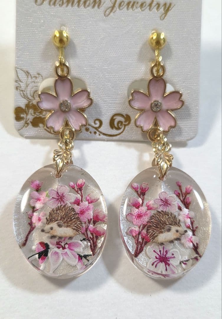 かわいいハリネズミちゃん桜イヤリング・ピアス✨　ハリネズミアクセサリー