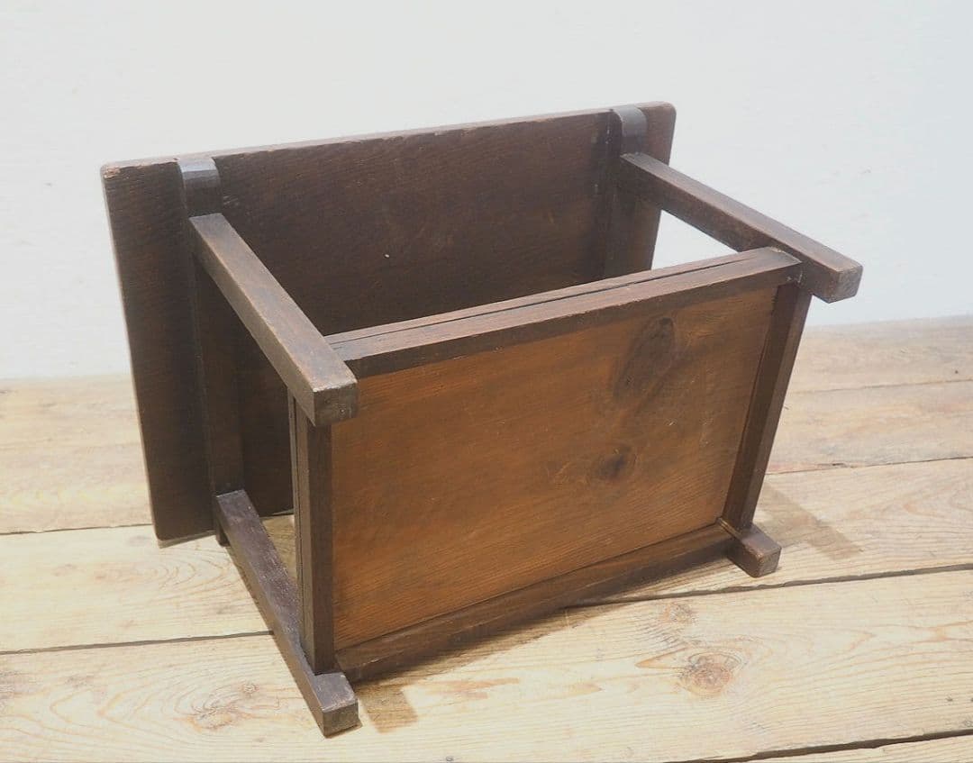 1546 小ぶりなテーブル　陳列台　展示台　花台　古家具　レトロ　アンティーク