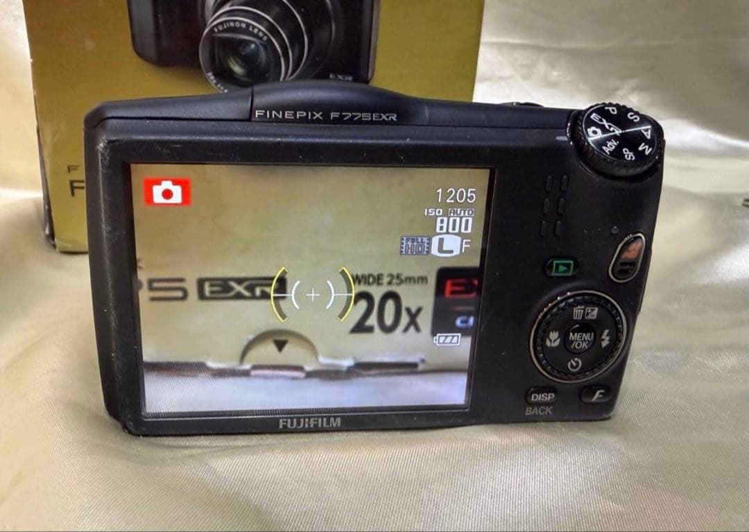⭐️フジ⭐️FinePix F775EXR コンパクトデジカメ　ほぼ未使用⭐️