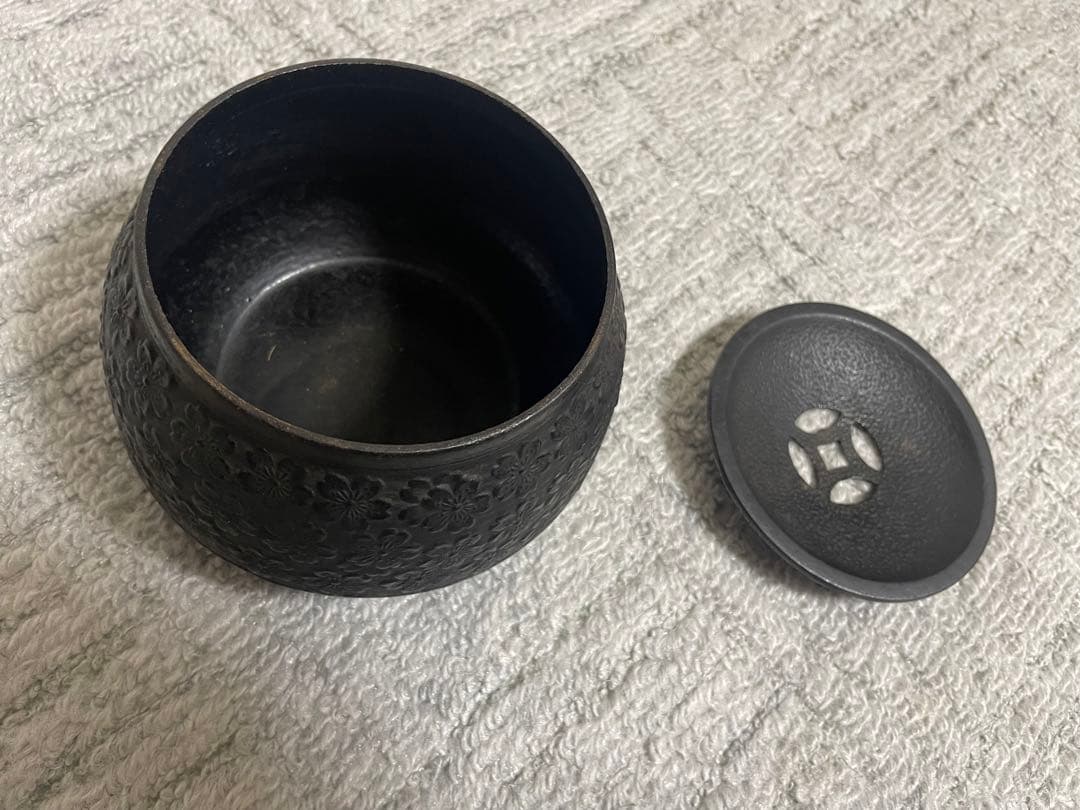 【南部鉄器】黒い茶道具 桜肌鉄瓶　丸型