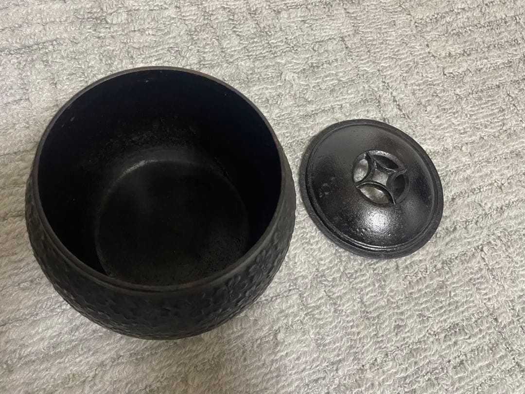 【南部鉄器】黒い茶道具 桜肌鉄瓶　丸型