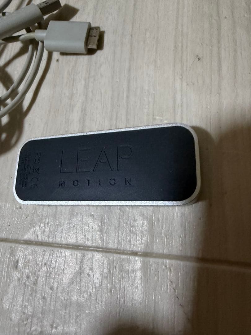 LEAP MOTION 本体とUSBケーブル