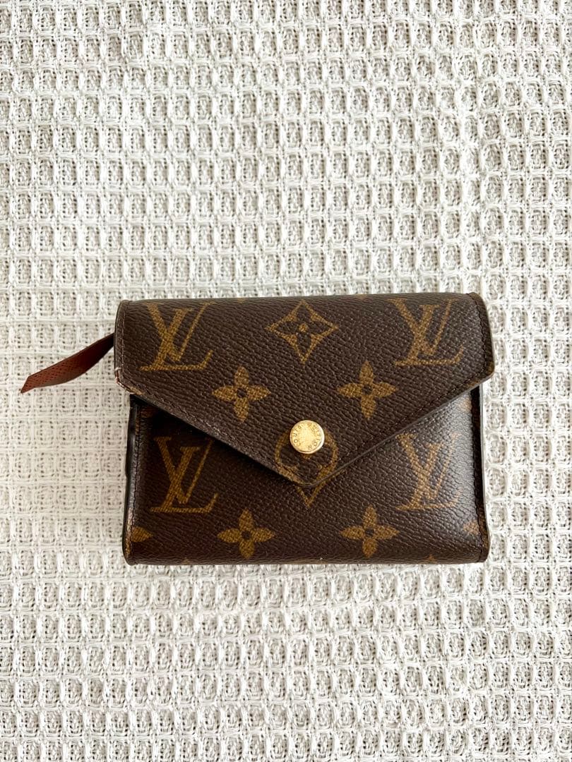 ルイヴィトン　ポルトフォイユヴィクトリーヌ二つ折り財布